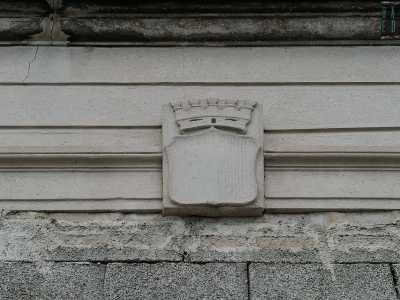A dominare l�architrave situata sopra l�accesso permane per� una lastra in pietra grigia. E' lo stemma comunale: questo ci fa supporre che l�edificio possa essere stato progettato dall�ingegner Luigi De Paolis, nel 1928 capo dell�ufficio tecnico del Municipio 